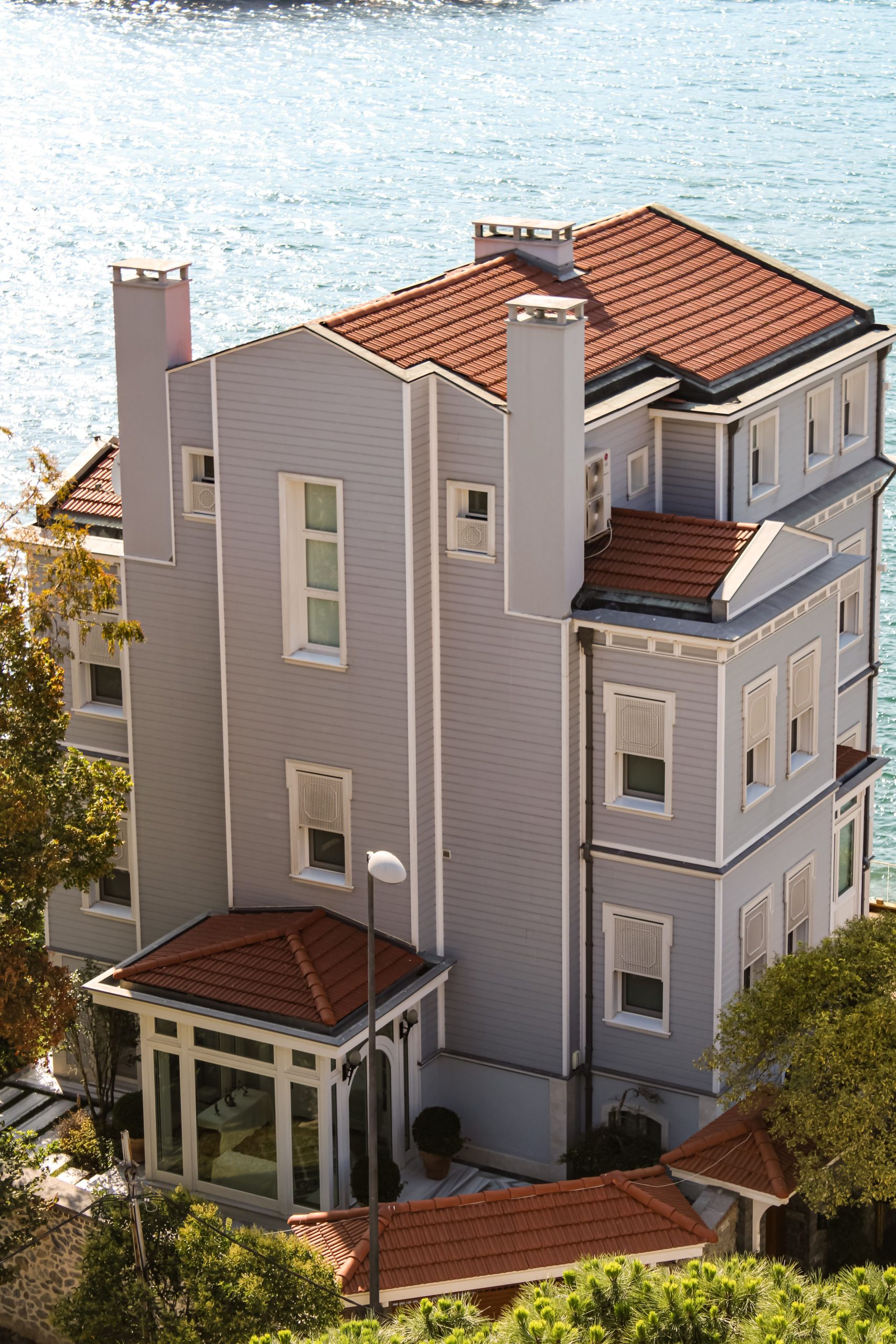 Charming residential building by the riverside, featuring classic architecture and a peaceful setting.